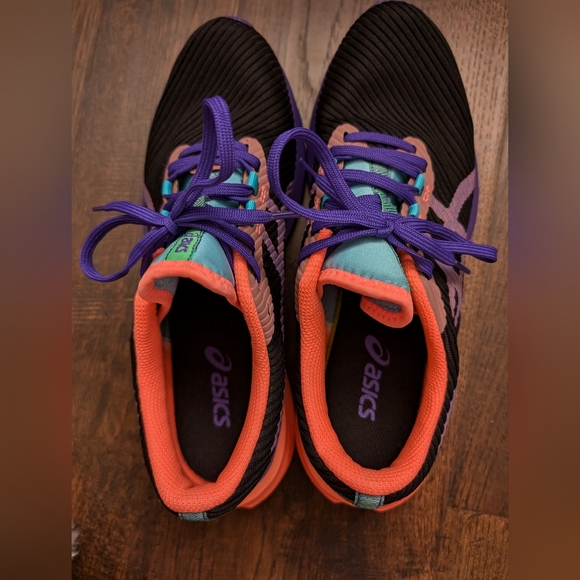 Asics tennis shoes - Picture 2 of 5